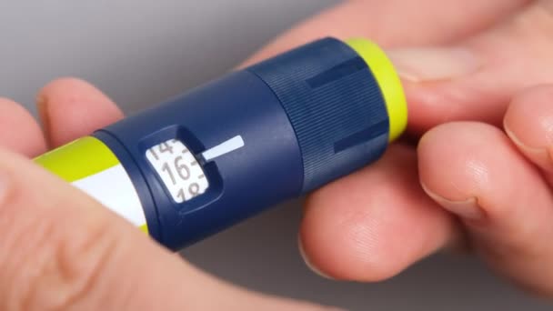 Zamknąć Dłoniach Pokrętło Wstrzykiwaczu Insuliny Wybrać Dawkę Insuliny Wstrzykiwań Odizolowaną — Wideo stockowe