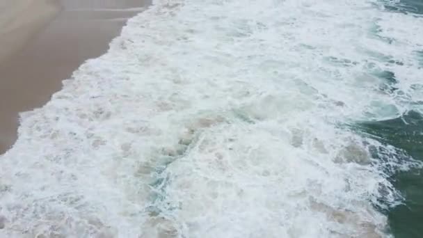 Вид Воздушного Беспилотника Красивые Голубые Волны Атлантического Океана Морской Пены — стоковое видео