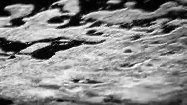 水の上の泡の黒と白の抽象的なビデオ 海の泡が水面に 抽象的な自然の水の背景 — ストック動画