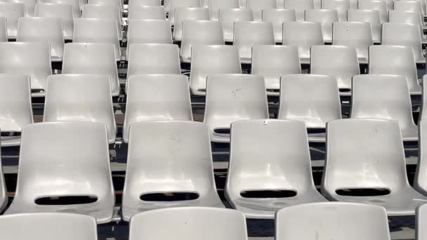 Fileiras Vazias Assentos Cadeiras Plástico Nas Arquibancadas Estádio Lotes Lugares — Vídeo de Stock