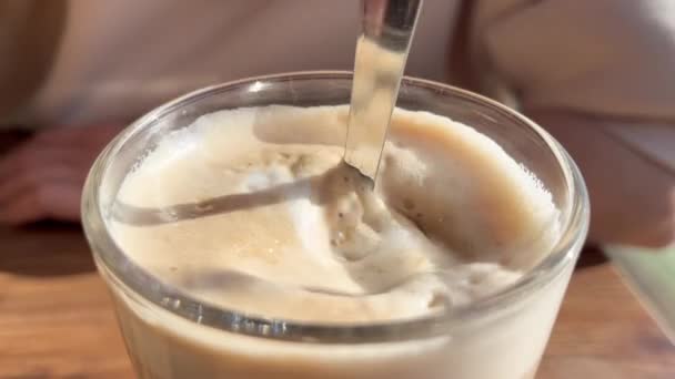 Uzun Saplı Bir Kaşıkla Uzun Bir Bardak Latte Içinde Şekeri — Stok video