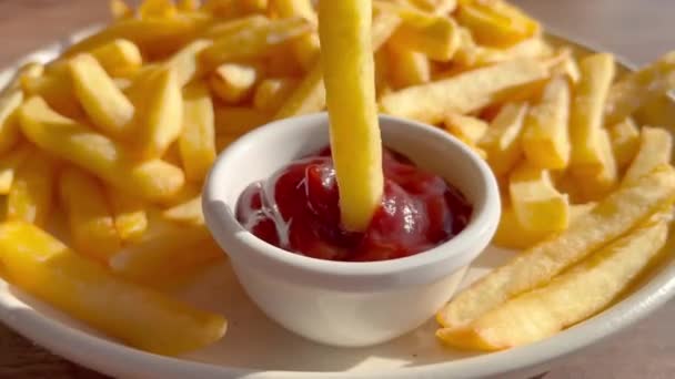 Avvicinati Alle Patatine Fritte Intingendole Nel Ketchup Primo Piano Immersione — Video Stock