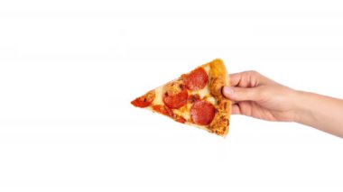 Pepperoni pizzasının beyaz üst görüntüsünden izole edilmiş bir pizza dilimi videosu. İtalyan yemeği, sokak yemeği, fast food, fast food. Pizza dilimli el ekrandan kayboluyor.