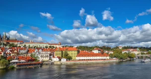 捷克共和国布拉格 2023年10月12日 捷克共和国布拉格城堡和布拉格旧城 Vltava河查尔斯桥的戏剧性云彩全景 布拉格的全景秋景 — 图库视频影像