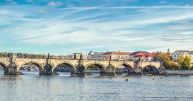 Prag, Çek Cumhuriyeti - 10 Ekim 2024: Vltava nehri, Charles Köprüsü ve Prag Şatosu üzerindeki Panoramik sonbahar nehir manzarası. Prag 'ın eski kasabası. Panorama.