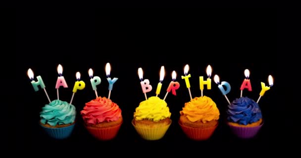 Відео Банер Барвистими Кексами Свічками Написання Happy Birthday Ізольовані Чорному — стокове відео