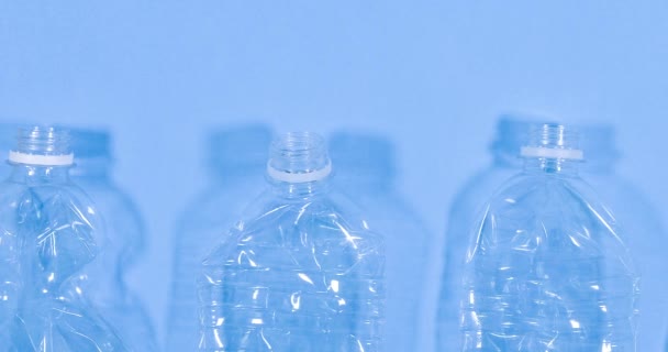 Primer Plano Vídeo Botellas Plástico Aisladas Sobre Fondo Azul Reciclar — Vídeos de Stock
