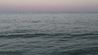 İnsansız hava aracının deniz ya da okyanus üzerindeki görüntüsünü ölçeklendir. Yazın sonsuz deniz suyu ve gökyüzü manzarası