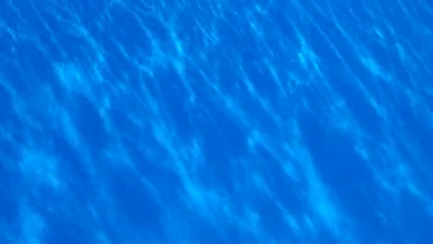 Acqua Blu Trasparente Pura Piscina Con Riflessi Luminosi Diagonali Video — Video Stock