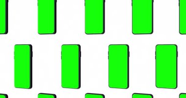 Akıllı telefon veya cep telefonunun 3 boyutlu animasyonu. Sosyal medya reklamları, izleyiciler ve afişler için yeşil ekranlı modern akıllı telefon modelinin animasyon modeli. Mobil modeller beyaz arkaplanda hareket ediyor.
