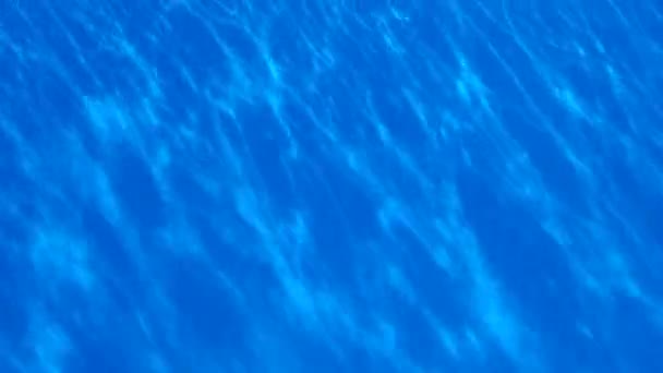 游泳池中清澈透明的蓝水 有对角光反射 游泳池水质4K解像度视频 视频剪辑