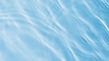 Su yüzeyinde dalgalanmalar olan su dokusu video modellemesi için etki yapıyor. Parlak mavi tonda, ışık dalgası kırılması ile yakıcı bir etkisi var. Mavi suyla yavaş çekim video pankartı