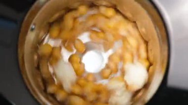 Ev yapımı patlamış mısır üreticisinin çıtır patlamış mısırını yakın çekim görüntüsü. Patlamış mısır veya evde patlamış mısır yapmak için bir makine.