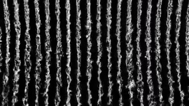 Su akıntılarının parlak mavi gökyüzüne karşı siyah ve beyaz görüntüsü dinamik, soyut bir kalıp yaratarak doğa veya enerji temalı görseller için idealdir.