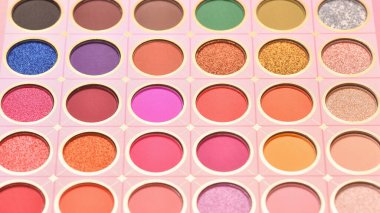 Parlak renk makyaj setindeki görüntüyü kapat. Profesyonel çok renkli göz farı paleti. Profesyonel çok renkli göz farı palet arka planı.