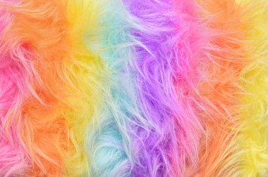 Gökkuşağı kürklü arka plan yakın plan. Gökkuşağı saç boyası. Kopya alanı olan parlak soyut kürk arkaplanı.