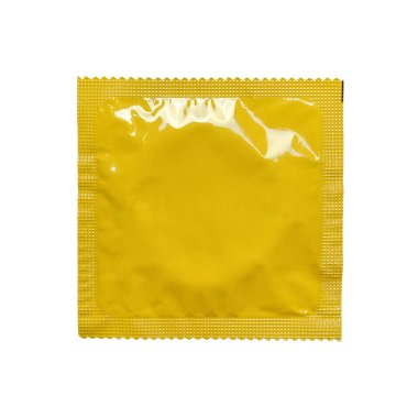 Parlak sarı, mühürlü folyo ambalajı temiz beyaz bir arka planda izole edilmiş, sağlık, güvenli seks ve yaşam tarzıyla ilgili borsa fotoğrafçılığı için ideal..