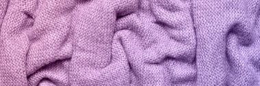 Yumuşak ve desenli bir leylak ve mor örülmüş kumaş, yumuşak dalgalar ve kıvrımlarla, samimi ve sıcak bir görünüm yaratıyor. Tekstil geçmişi, moda veya ev dekorasyonu için ideal.