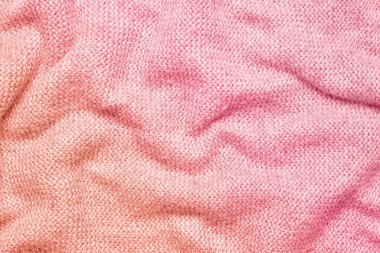 Yumuşak ve dokulu, yumuşak dalgalar ve kıvrımlarla örülmüş pembe bir kumaş, samimi ve sıcak bir görünüm yaratıyor. Tekstil geçmişi, moda veya ev dekorasyonu için ideal.