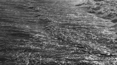 Büyük Atlantik okyanus dalgaları üzerinde güzel bir tepe manzarası. Fırtınalı deniz ya da okyanusun tam HD yavaş çekim çözünürlüğü üst görünümü