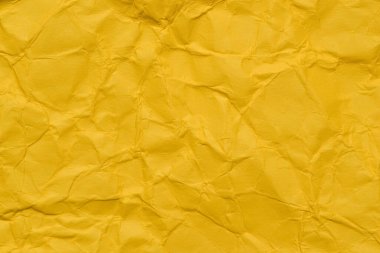 Doğal kıvrımları ve kıvrımları olan buruşuk sarı kağıt bir arka plan. Canlı bir tasarım gerektiren tasarım projeleri, dijital grafikler veya yaratıcı sunumlar için ideal