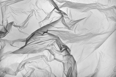 Açık gri buruşuk kağıt kaplama, doğal kıvrımlar ve kıvrımlar. Canlı bir tasarım gerektiren tasarım projeleri, dijital grafikler veya yaratıcı sunumlar için ideal.