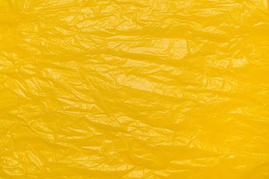 Doğal kıvrımları ve kıvrımları olan buruşuk sarı kağıt bir arka plan. Canlı bir tasarım gerektiren tasarım projeleri, dijital grafikler veya yaratıcı sunumlar için ideal.