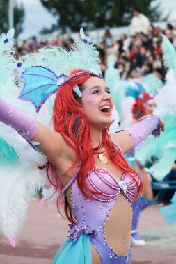 Estarreja, Portekiz - 03.03.2025: Portekiz 'de geleneksel Estarreja samba karnavalı. Yetişkinler samba dansı için kostüm dansı festivali. Samba dansı yapan kadınlara yaklaş.