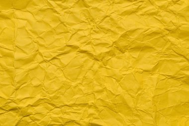 Doğal kıvrımları ve kıvrımları olan buruşuk sarı kağıt bir arka plan. Canlı bir tasarım gerektiren tasarım projeleri, dijital grafikler veya yaratıcı sunumlar için ideal