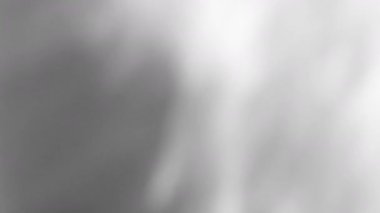 Aydınlığın ve gölgenin yumuşak bir yüzeyde dans etmesi soyut bir tek renkli aydınlık ve karanlık oyunu yaratır. Bir minimalist ve atmosferik kompozisyon