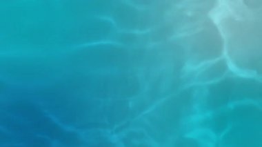 Derin su ve turkuaz renkler şeffaf su üzerinde dalgalanır, sakin bir okyanus sahnesinin hareketini ve ışığını katmanlı eğim ve akışla taklit eder.