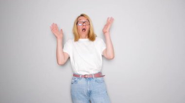 Orta yaşlı bir kadın beklenmedik bir şekilde hapşırır ve mesane sızıntısı yaşar. Yüzü utancı ve rahatsızlığı gösteriyor. Duygusal etkisi hakkında farkındalığı artırıyor. Günlük hayatı ve güveni etkileyebilir.