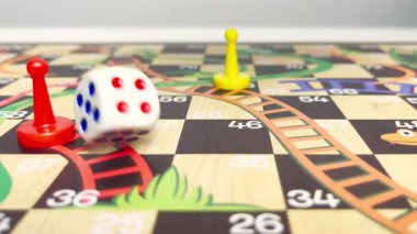 Masa oyununda zar atan bir elin yavaş çekim videosu. Arkadaş kavramlı masa oyunu