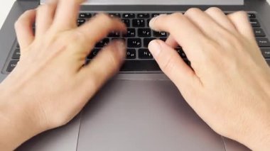 Bir kadın çalışırken, dijital görevlere ve üretkenliğe odaklanırken, uzaktan çalışmayı, teknoloji kullanımını, çevrimiçi iletişimi ve modern profesyonel yaşam tarzını sembolize ederken, dizüstü bilgisayarına klavye yazar.