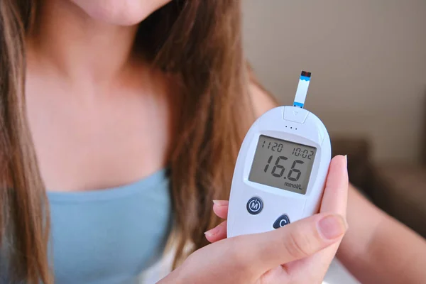 Close Glucometer Results Glucose Test Home Blood Test Diabetes Lifestyle — Stock fotografie