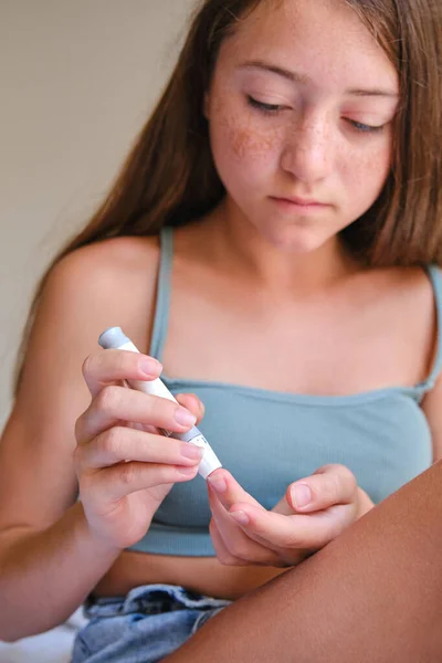 Şeker Hastalığı Glisemi Genç Bir Kız Şeker Seviyesini Inceler Glikoz — Stok fotoğraf