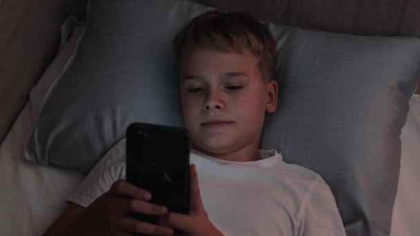 Puberťák Při Ležení Posteli Před Spaním Strčí Smartphonu Krmivo Teenage — Stock video