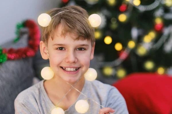 Retrato Niño Feliz Con Luces Navidad Cabeza Año Nuevo Vacaciones — Foto de Stock