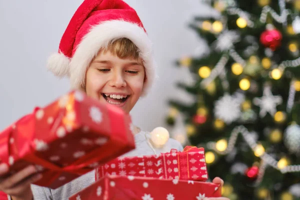 Портрет Збудженого Хлопчика Який Тримає Подарунки Різдвяній Ялинці Вранці Різдво — стокове фото