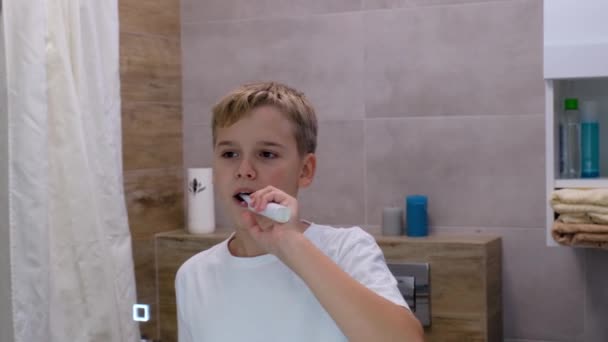Aktivní Školák Ráno Koupelně Čistí Zuby Kartáčkem Zuby Ranní Hygienické — Stock video