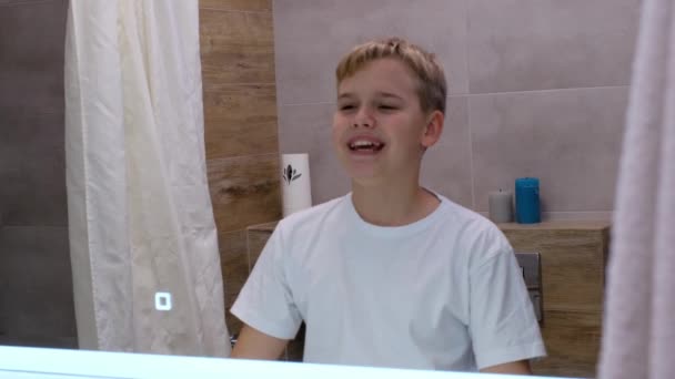 Engraçado Adolescente Alegre Canta Banheiro Frente Espelho Pela Manhã Pisca — Vídeo de Stock