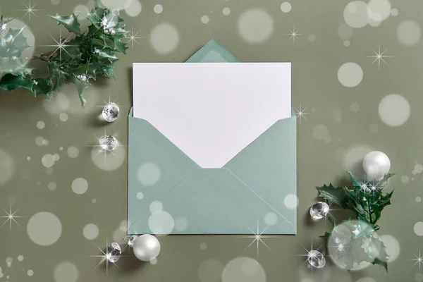 圣诞节模拟贺卡或信件 圣诞背景 信封里有空白的白纸 复制空间 雪的效果 从上面看 — 图库照片