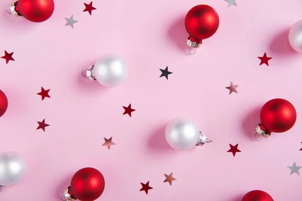 Δημιουργικό Μοτίβο Διακοπών Χριστουγεννιάτικο Φόντο Κόκκινων Και Λευκών Κοσμημάτων Ροζ — Φωτογραφία Αρχείου