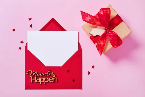 Mockup Natal Cartão Branco Branco Envelope Caixa Presente Fundo Rosa — Fotografia de Stock