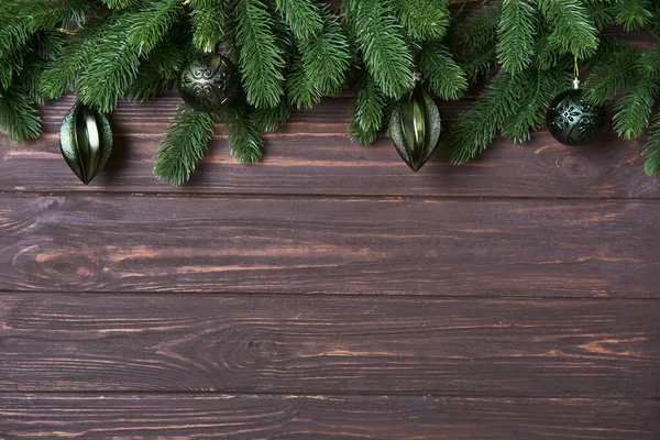 新年背景的圣诞节 有冷杉枝条 木制背景上有绿色的灌木 快乐假期的概念在简约的风格 平躺在地上 复制空间 — 图库照片