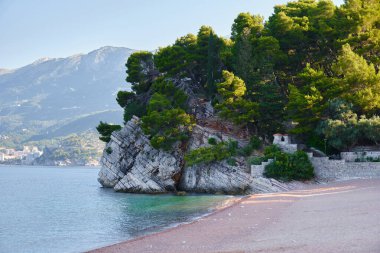 Karadağ, Adriyatik denizi, Balkanlar ve Avrupa 'daki Sveti Stefan adası yakınlarındaki güzel bir sahil ve dağların manzarası.