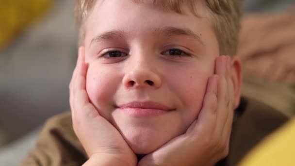Söt Tonåring Pojke Ler Tittar Kameran Och Stöttar Ansiktet Med — Stockvideo