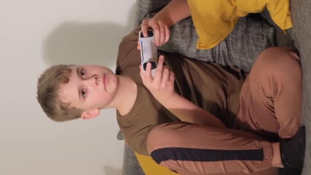 Έφηβος Παίζει Ένα Βιντεοπαιχνίδι Μια Κονσόλα Χέρια Του Κρατάνε Ένα — Αρχείο Βίντεο