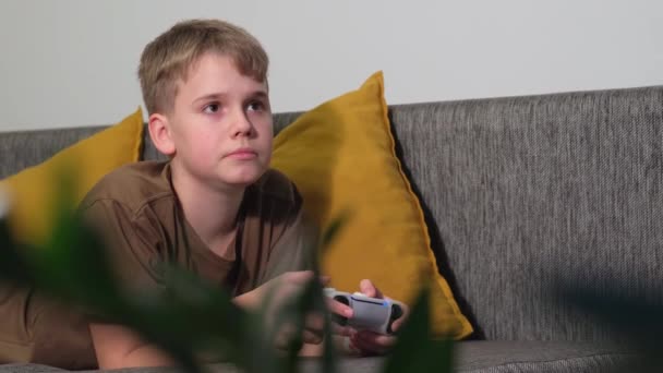 Adolescent Garçon Concentré Jouer Des Jeux Vidéo Avec Portable Console — Video
