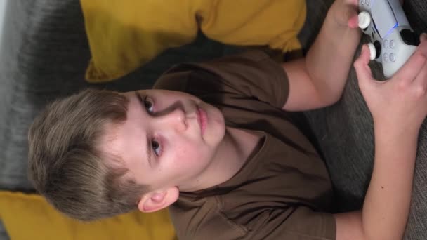 Tinédzser Fiú Videojátékozik Egy Hordozható Játékkonzollal Kanapén Függőleges Videó — Stock videók